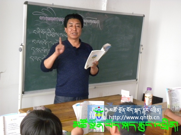 རྩོམ་སྒྲིག་པ་བསྟན་གོས་ཕ་སྐད་ལ་བཅངས་པའི་ལྷག་བསམ་འོ་མའི་རང་མདངས