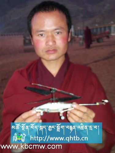 གངས་ལྗོངས་ཤེས་རིག་ནོར་བུའི་གླིང་གི་སློབ་བུ་བློ་བཟང་དཀོན་མཆོག་གིས་གྱེན་འཕུར་གནམ་གྲུ་ཆུང་ཆུང་ཞིག་སྒྲིག