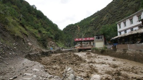 318རྒྱལ་སྲུང་གཞུང་ལམ་དེ་ཉག་ཆུ་རྫོང་ནས་འདམ་རྡོ་ཆུ་རུད་ཀྱིས་ཆད་སྐྱོན་བྱུང་།