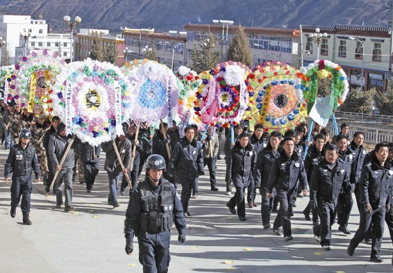 བྲག་འགོ་རྫོང་སྤྱི་ཚོགས་ཁག་གིས་སྔོན་གཤེགས་དཔའ་བོ་ཕུའུ་ཏུང་ཧྲེང་ལ་སེམས་ཁོང་ནས་མྱ་ངན་ཞུས།