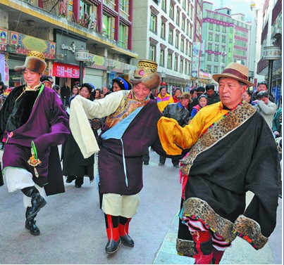 རོང་བྲག་རྫོང་གིས་སྤྲོ་སེམས་འཁོལ་བའི་ངང་ནས་དཔྱིད་གསར་དུས་ཆེན་རོལ།