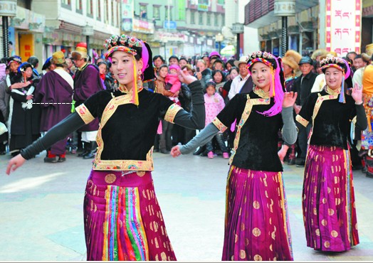 རོང་བྲག་རྫོང་གིས་སྤྲོ་སེམས་འཁོལ་བའི་ངང་ནས་དཔྱིད་གསར་དུས་ཆེན་རོལ།
