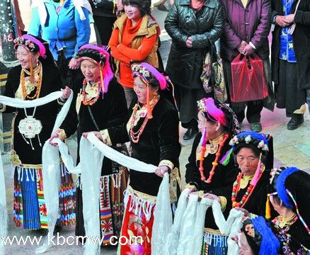 རོང་བྲག་རྫོང་གིས་སྤྲོ་སེམས་འཁོལ་བའི་ངང་ནས་དཔྱིད་གསར་དུས་ཆེན་རོལ།