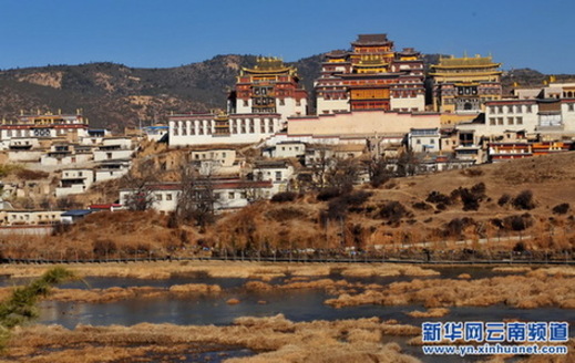 དགའ་ལྡན་སུམ་རྩེན་དགོན་པ་ནི་གནས་སྐོར་བའི་ཡིད་དབང་འཕྲོག་སའི་གནས་མཆོག་ཞིག་ཏུ་གྱུར་ཡོད་པ།