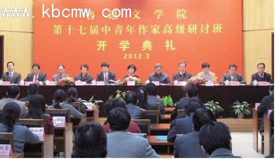 བོད་རིགས་རྩོམ་པ་པོ་གསུམ་ལུའུ་ཞུན་རྩོམ་རིག་གླིང་རྩོམ་པ་པོའི་ཞིབ་གྲོས་འཛིན་གྲྭར་སློབ་སྦྱོང་བྱེད།