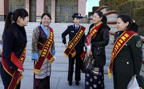 བོད་རང་སྐྱོང་ལྗོངས་ཀྱིས་ཕུལ་བྱུང་བུད་མེད་ལ་གཟེངས་བསྟོད་བྱས་པ།