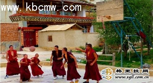 བདེ་ཆེན་བོད་རིགས་རང་སྐྱོང་ཁུལ་གྱི་དགའ་ལྡན་སུམ་རྩེན་གླིང་དུ་གྲྭ་བཙུན་སྤོ་ལོ་རུ་ཁག་ཅིག་ཡོད།