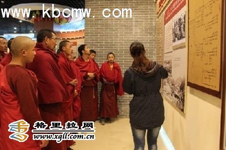 བདེ་ཆེན་ཁུལ་བོད་བརྒྱུད་ནང་བསྟན་ཆོས་ལུགས་གསོ་སྦྱོང་འཛིན་གྲྭའི་སློབ་མས་དམར་དམག་རྒྱང་སྐྱོད་དངོས་མང་བཤམས