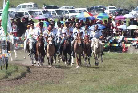 མདོ་ཁམས་མགར་ཐར་ཡུལ་དུ་སྐབས་དྲུག་པའི་རྟ་རྒྱུག་འགྲན་བསྡུར་ཆེན་མོ་སྤེལ།