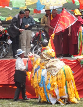 མདོ་ཁམས་མགར་ཐར་ཡུལ་དུ་སྐབས་དྲུག་པའི་རྟ་རྒྱུག་འགྲན་བསྡུར་ཆེན་མོ་སྤེལ།