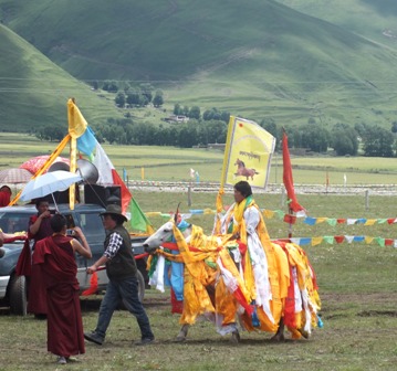 མདོ་ཁམས་མགར་ཐར་ཡུལ་དུ་སྐབས་དྲུག་པའི་རྟ་རྒྱུག་འགྲན་བསྡུར་ཆེན་མོ་སྤེལ།