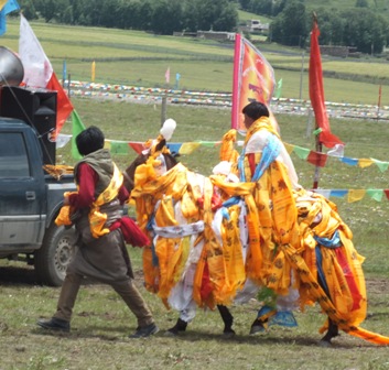 མདོ་ཁམས་མགར་ཐར་ཡུལ་དུ་སྐབས་དྲུག་པའི་རྟ་རྒྱུག་འགྲན་བསྡུར་ཆེན་མོ་སྤེལ།