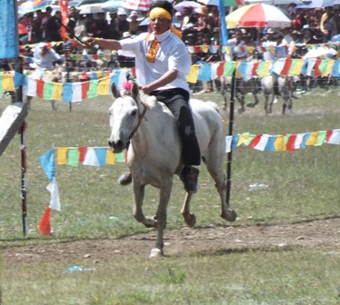 མདོ་ཁམས་མགར་ཐར་ཡུལ་དུ་སྐབས་དྲུག་པའི་རྟ་རྒྱུག་འགྲན་བསྡུར་ཆེན་མོ་སྤེལ།