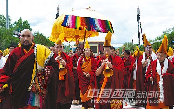 པན་ཆེན་ཨེར་ཏི་ནི་ཆོས་ཀྱི་རྒྱལ་པོ་མཆོག་ཕྱིར་གཞིས་རྩེ་ས་ཁུལ་དུ་ཕེབས་པར་མང་ཚོགས་ཀྱིས་དགའ་བསུ་བྱས།