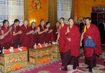 པན་ཆེན་ཨེར་ཏི་ཎི་ཆོས་ཀྱི་རྒྱལ་པོས་བོད་ལྗོངས་ཀྱི་གྲུབ་མཐའ་སོ་སོའི་དགེ་བཤེས་རྣམས་དང་བཞུགས་མོལ་གནང་བ།