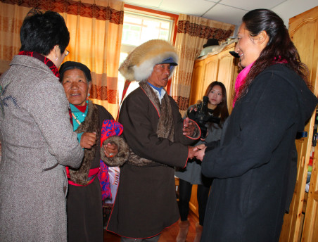 ལེ་ཧྥུན་ལ་སློབ་སྦྱོང་བྱེད་པའི་ཉིན་མོར་ཁྲོ་ཆུ་རྫོང་གི་བུད་མེད་དང་བླངས་པས་རྒན་པར་ཁམས་འདྲི་བྱས་པ།