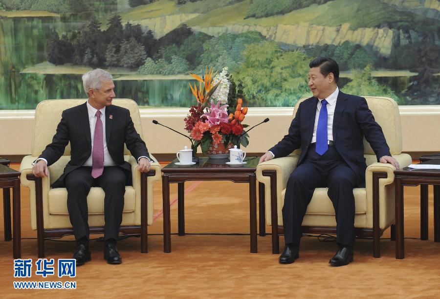 ཞི་ཅིན་ཕེན་གྱིས་ཧྥ་རན་སིའི་རྒྱལ་དམངས་གྲོས་ཁང་གི་གྲོས་དཔོན་པ་ཨར་ཐོ་ལོ་ནེ་ལ་མཇལ་འཕྲད་གནང་བ།