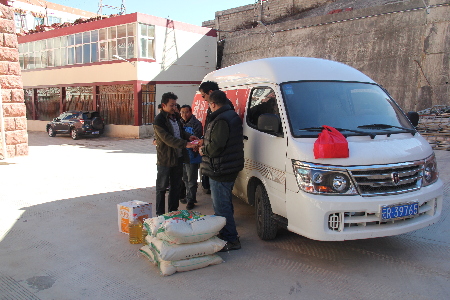 བདེ་ཆེན་ཁུལ་གནས་སྐོར་འཕེལ་རྒྱས་སྡེ་ཚོགས་ཚད་ཡོད་ཀུང་ཟིས་གནོད་ཐེབས་མང་ཚོགས་ལ་འཚམས་འདྲི་བྱས་པ།