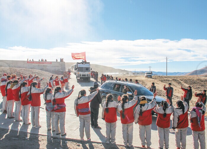གནོད་སྐྱོན་ཐེབས་ཡུལ་མང་ཚོགས་ཀྱིས་མཆི་མ་འཁོར་བཞིན་དྲིན་ཅན་མི་སྣ་ཕེབས་སྐྱེལ་བྱས།