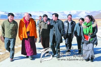 ཧུའུ་ཁྲང་ཧྲེང་བློ་སེམས་མཉམ་གཏད་ཀྱི་བྱེད་སྒོ་རུ་ཞུགས་ནས་གསུང་བཤད་གནང་།