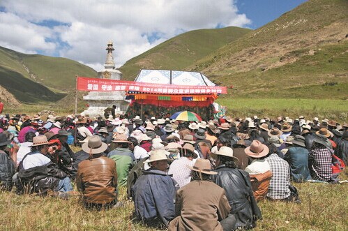 ཁུལ་ཨུའི་སྒྲོག་འགྲེལ་ཚོགས་པས་ཉག་ཆུ་རྫོང་དུ་སྒྲོག་འགྲེལ་བྱེད་སྐབས་མང་ཚོགས་ཀྱི་དགའ་བསུ་ཐོབ།