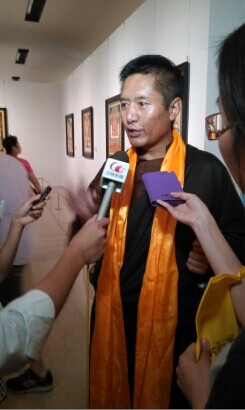 གངས་ལྗོངས་རྡོར་ལུགས་ཐང་ག་རྒྱལ་ཁབ་དངོས་མང་བཤམས་སྟོན་ཁང་དུ་འགྲེམ་སྟོན་གནང་བཞིན་ཡོད།