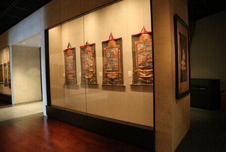 གངས་ལྗོངས་རྡོར་ལུགས་ཐང་ག་རྒྱལ་ཁབ་དངོས་མང་བཤམས་སྟོན་ཁང་དུ་འགྲེམ་སྟོན་གནང་བཞིན་ཡོད།