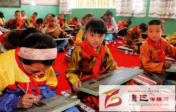 བོད་ལྗོངས་ཀྱི99%ལས་བརྒལ་བའི་སློབ་གྲྭར་སྐད་ཡིག་གཉིས་ཀྱི་སློབ་ཁྲིད་ལམ་ལུགས་ལག་ལེན་བསྟར་བ།