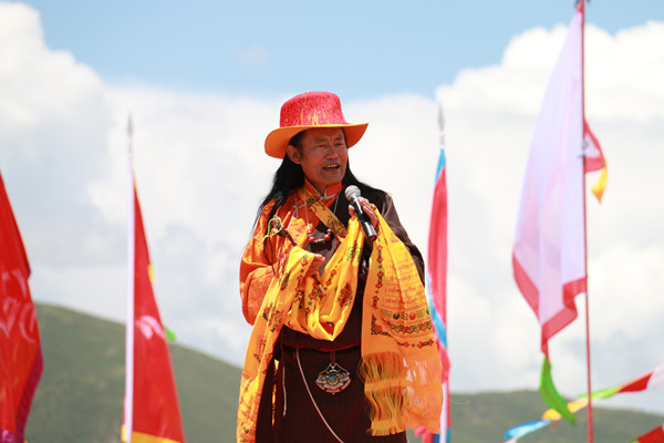 གེ་སར་གྱི་ཕ་ཡུལ་དུ་བསྐྱོད་པའི་རྩྭ་ཐང་གི་སྙན་ངག་ཅེས་པའི་བྱེད་སྒོ་གསེར་རྟ་རུ་སྤེལ།