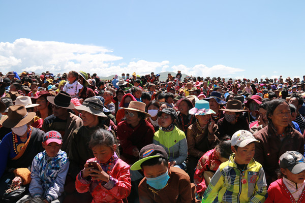 གེ་སར་གྱི་ཕ་ཡུལ་དུ་བསྐྱོད་པའི་རྩྭ་ཐང་གི་སྙན་ངག་ཅེས་པའི་བྱེད་སྒོ་གསེར་རྟ་རུ་སྤེལ།