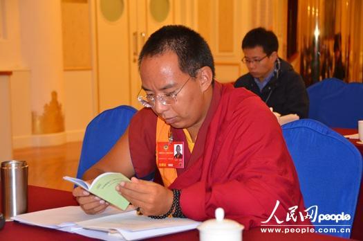 པན་ཆེན་སྐུ་ཕྲེང་བཅུ་གཅིག་པ་སྲིད་གྲོས་ཚོགས་འདུའི་གྲོས་བསྡུར་ཚོ་ཆུང་ལ་ཞུགས་པ།