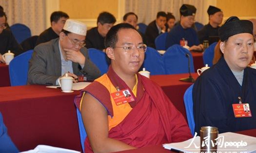 པན་ཆེན་སྐུ་ཕྲེང་བཅུ་གཅིག་པ་སྲིད་གྲོས་ཚོགས་འདུའི་གྲོས་བསྡུར་ཚོ་ཆུང་ལ་ཞུགས་པ།