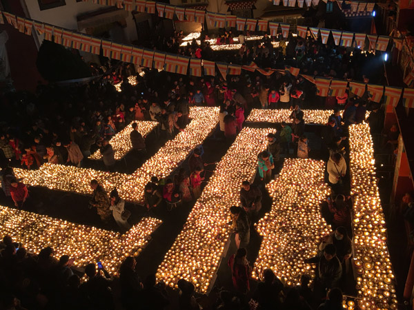 མུན་ནག་མེ་རུ་བསྒྲོན་པའི་མཚན་མོ།