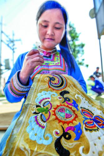 སྲོལ་རྒྱུན་གྱི་གཟུགས་མེད་རིག་གནས་ཤུལ་བཞག་ལ་བརྟེན་ནས་མིའོ་རིགས་གྲོང་སྡེས་འཚོ་བ་གསར་པ་བསྐྲུན།