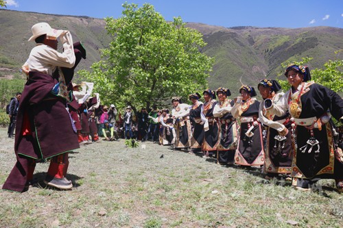 བོད་ཆའང་དབྱིས་གསུམ་གྱི་སྙན་དབྱངས་ཀུན་འདུས་ཞེས་པའི་གསར་རྩོམ་དངོས་སྦྱོང་རྟེན་གཞི་འབར་ཁམས་སུ་བཙུགས་པ།