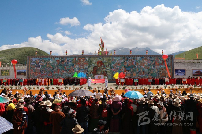 ལུས་ངག་དགའ་བ་བརྒྱ་ཡིས་མཆོད་པ་ཕུལ།  ཡིད་སེམས་སྤྲོ་བ་འབུམ་གྱིས་རྟེན་འབྲེལ་ཞུས།