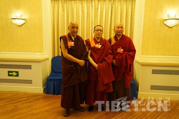 ཆོས་ལུགས་ལས་རིགས་ཀྱི་རྒྱལ་ཡོངས་སྲིད་གྲོས་ཀྱི་ཨུ་ཡོན་ཚོ་ཚོགས་ཆུང་གི་ཚོགས་འདུར་འཛོམས་ནས་རྒྱུན་ལས་ཨུ་ཡོན་ལྷན་ཁང་གི་སྙན་ཞུར་གྲོས་ཞིབ་བྱེད་པ།