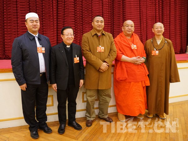 ཆོས་ལུགས་ལས་རིགས་ཀྱི་རྒྱལ་ཡོངས་སྲིད་གྲོས་ཀྱི་ཨུ་ཡོན་ཚོ་ཚོགས་ཆུང་གི་ཚོགས་འདུར་འཛོམས་ནས་རྒྱུན་ལས་ཨུ་ཡོན་ལྷན་ཁང་གི་སྙན་ཞུར་གྲོས་ཞིབ་བྱེད་པ།