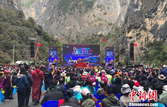 འབའ་ལ་དཀར་འཛོམས་ཀྱི་སྐབས་གསུམ་པའི་རོལ་དབྱངས་དུས་ཆེན་འགོ་ཚུགས་པ།