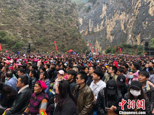 འབའ་ལ་དཀར་འཛོམས་ཀྱི་སྐབས་གསུམ་པའི་རོལ་དབྱངས་དུས་ཆེན་འགོ་ཚུགས་པ།