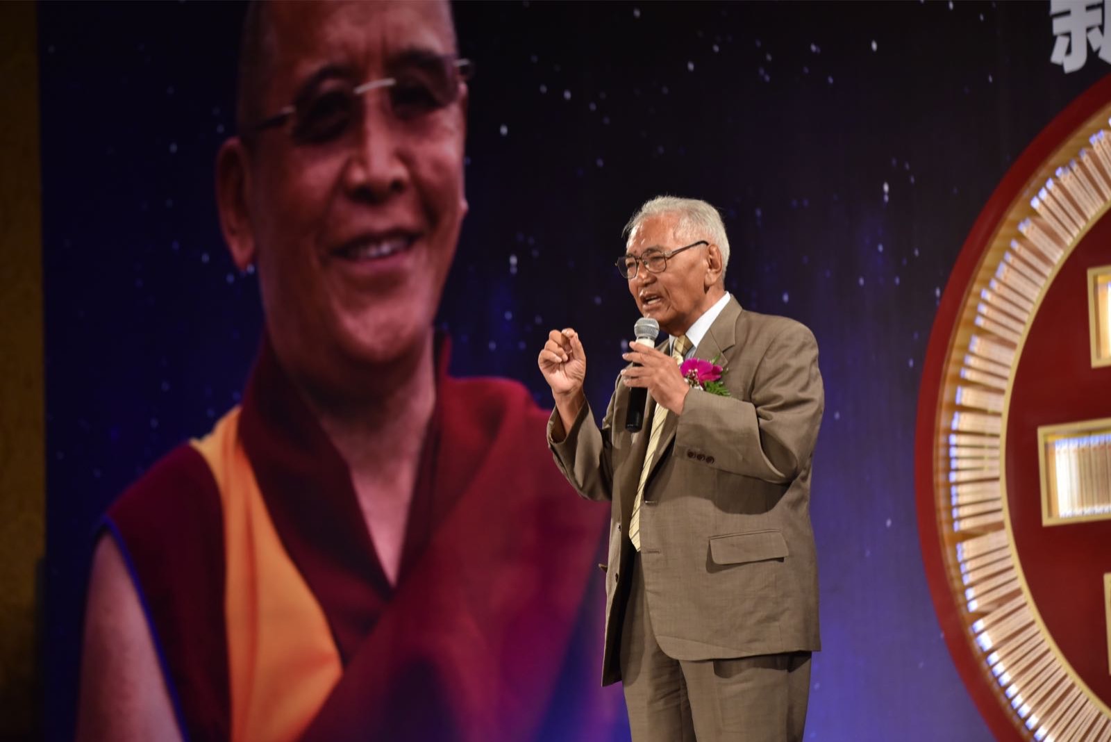 ཁྱབ་བདག་རྫོགས་ཆེན་པ་པདྨ་སྐལ་བཟང་གི་གསུང་འབུམ་དབུ་འབྱེད་འགྲེམ་སྤེལ་མཛད་སྒོ་བྱས་པ།