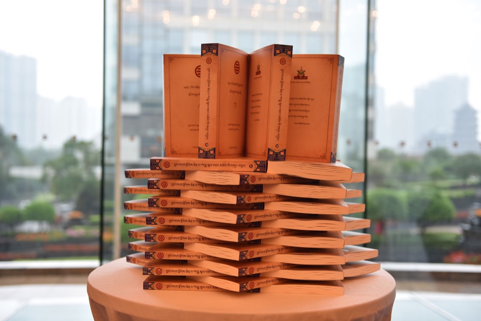 ཁྱབ་བདག་རྫོགས་ཆེན་པ་པདྨ་སྐལ་བཟང་གི་གསུང་འབུམ་དབུ་འབྱེད་འགྲེམ་སྤེལ་མཛད་སྒོ་བྱས་པ།