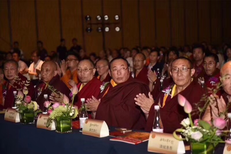 ཁྱབ་བདག་རྫོགས་ཆེན་པ་པདྨ་སྐལ་བཟང་གི་གསུང་འབུམ་དབུ་འབྱེད་འགྲེམ་སྤེལ་མཛད་སྒོ་བྱས་པ།