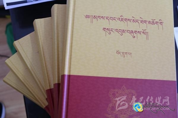 མཁས་དབང་འཇིགས་མེད་ཐེག་མཆོག་གི་གསུང་འབུམ་འགྲེམ་སྤེལ་མཛད་སྒོ་རེབ་གོང་སྒྱུ་རྩལ་བཤམས་སྟོན་ཁང་ནས་སྤེལ་བ།