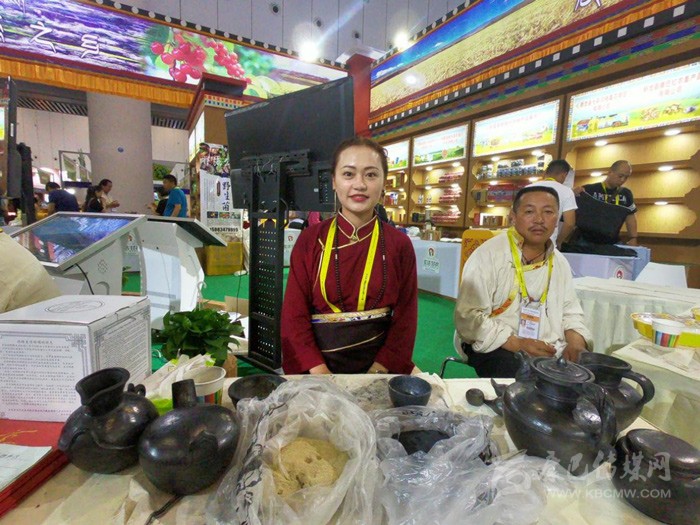 སྡེ་དགེ་པར་ཁང་གིས་ནུབ་རྒྱུད་རྒྱལ་སྤྱིའི་དངོས་མང་སྟོན་ཚོགས་ཐོག་བོད་ཡིག་པར་འདེབས་རིག་གནས་འགྲེམ་སྟོན་བྱས།