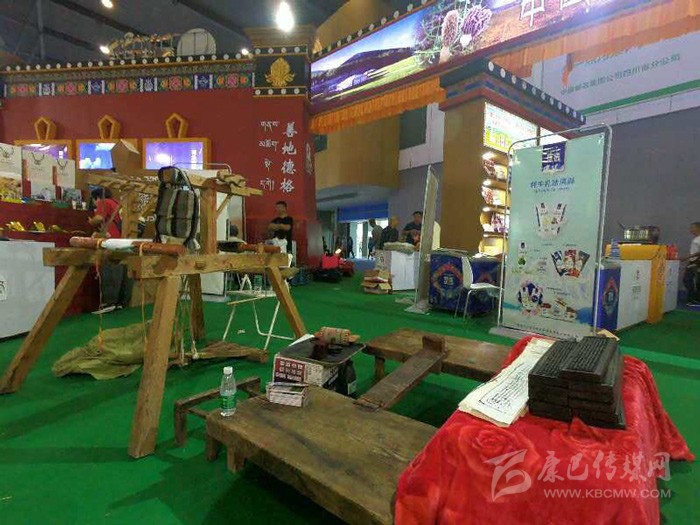 སྡེ་དགེ་པར་ཁང་གིས་ནུབ་རྒྱུད་རྒྱལ་སྤྱིའི་དངོས་མང་སྟོན་ཚོགས་ཐོག་བོད་ཡིག་པར་འདེབས་རིག་གནས་འགྲེམ་སྟོན་བྱས།