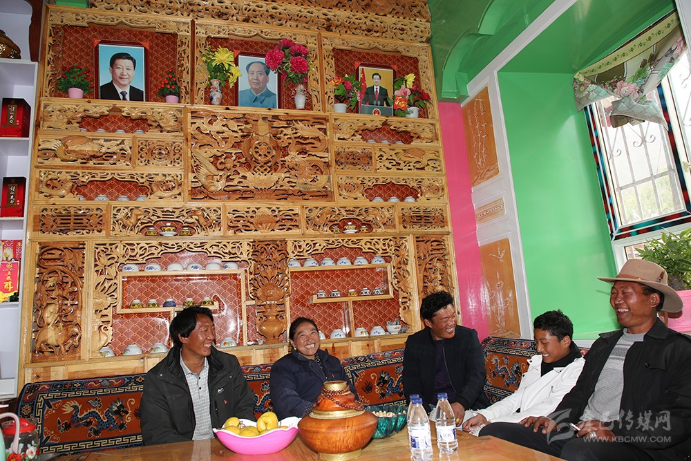 འབྲས་ལྡན་དུས་ཀྱི་ཞིང་གྲོང་མཛེས་གྲགས་གྲགས། མང་ཚོགས་དབུལ་ཐར་བྱུང་བས་དགའ་ལྷང་ལྷང་།