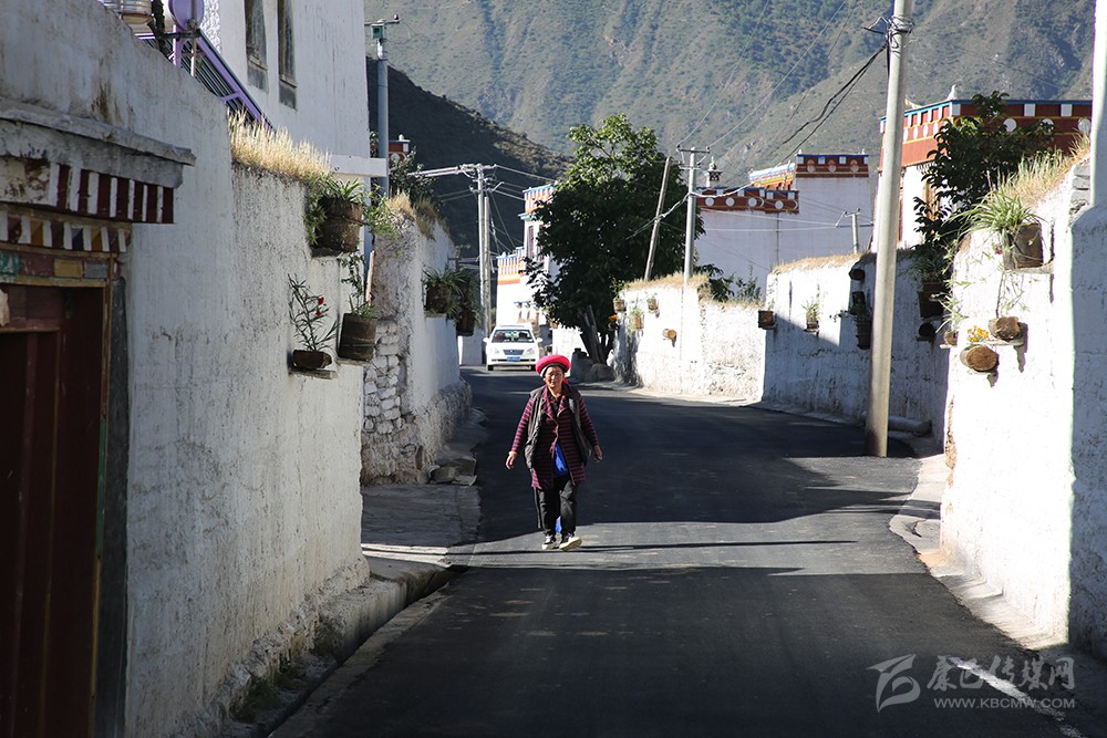 འབྲས་ལྡན་དུས་ཀྱི་ཞིང་གྲོང་མཛེས་གྲགས་གྲགས། མང་ཚོགས་དབུལ་ཐར་བྱུང་བས་དགའ་ལྷང་ལྷང་།