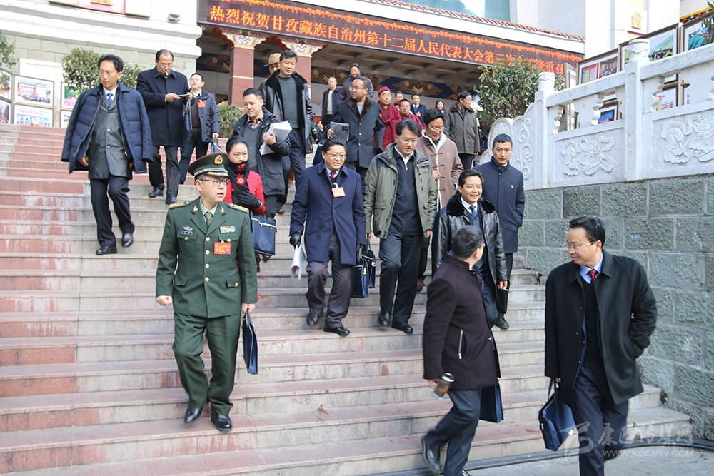 སྐབས་བཅུ་གཉིས་པའི་དཀར་མཛེས་བོད་རིགས་རང་སྐྱོང་ཁུལ་མི་དམངས་འཐུས་མིའི་ཚོགས་ཆེན་གྱི་གྲོས་ཚོགས་ཐེངས་གསུམ་པ་དར་མདོར་མཇུག་བསྒྲིལ།　