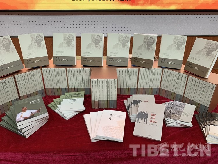 བོད་ལ་དམངས་གཙོའི་བཅོས་སྒྱུར་བཏང་ནས་ལོ་དྲུག་ཅུ་འཁོར་བའི་དཔེ་ཚོགས་འགྲེམས་སྤེལ་དང་རིག་གཞུང་དཔྱད་གླེང་ཚོགས་འདུ་པེ་ཅིང་དུ་སྤེལ་བ།